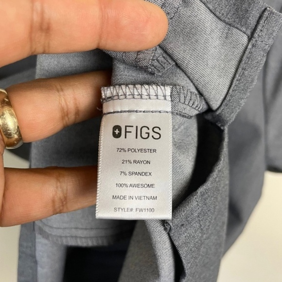 Figs Casma Three-Pocket‎ Scrub Top - Picture 9 of 9